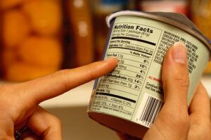 reading a food label to track your calories to lose weight
